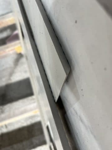 가공한 슬랩 모서리를 가까이 찍은 모습